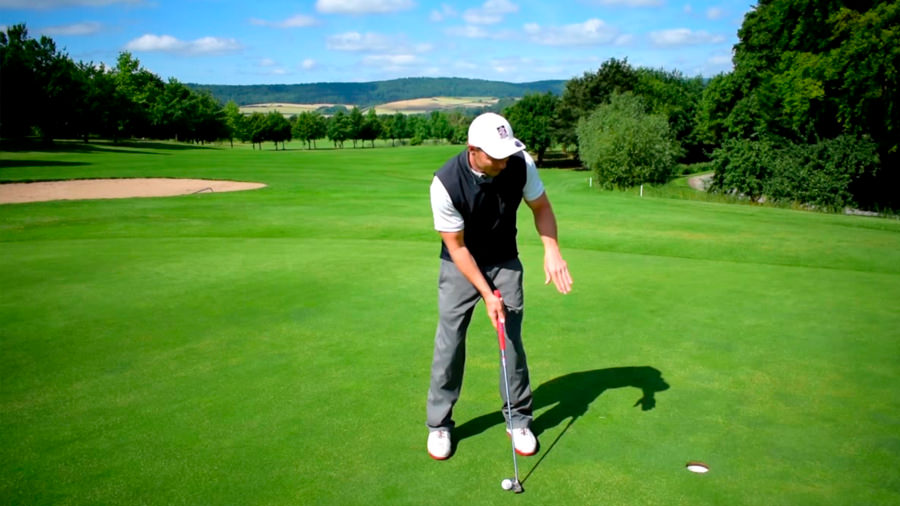 Golfregeln - Auf dem Grün - Putter vor den Ball - Puttlinie berühren